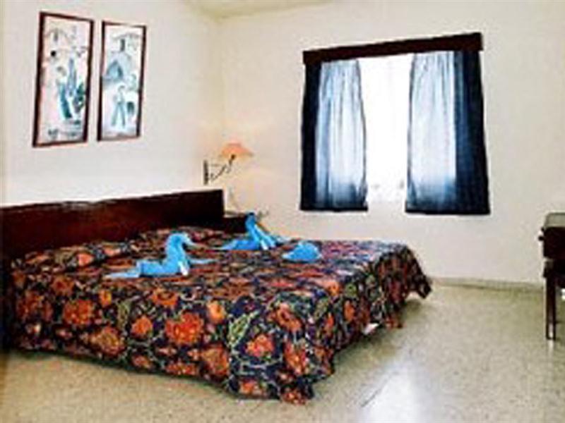 Hilltop Gardens Hotel Apartments Paphos Exterior photo